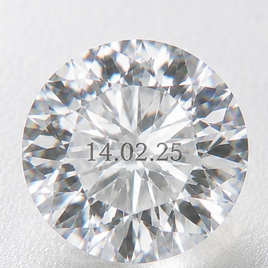 Gravierter Diamant unter der Lupe — Datum