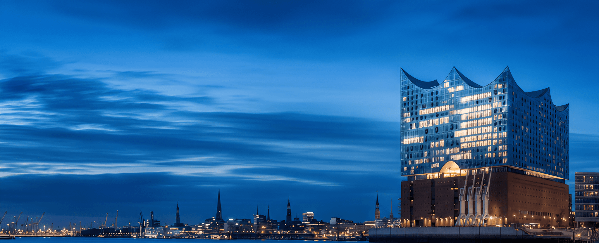 Die Elbphilharmonie im Hamburger Hafen zur blauen Stunde