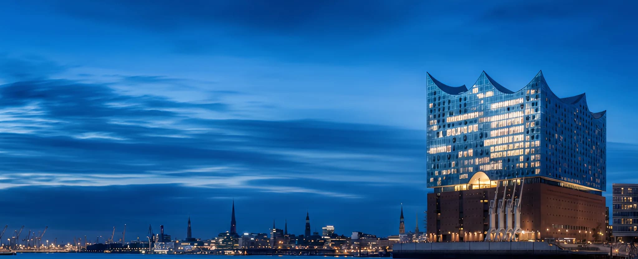 Die Elbphilharmonie im Hamburger Hafen zur blauen Stunde